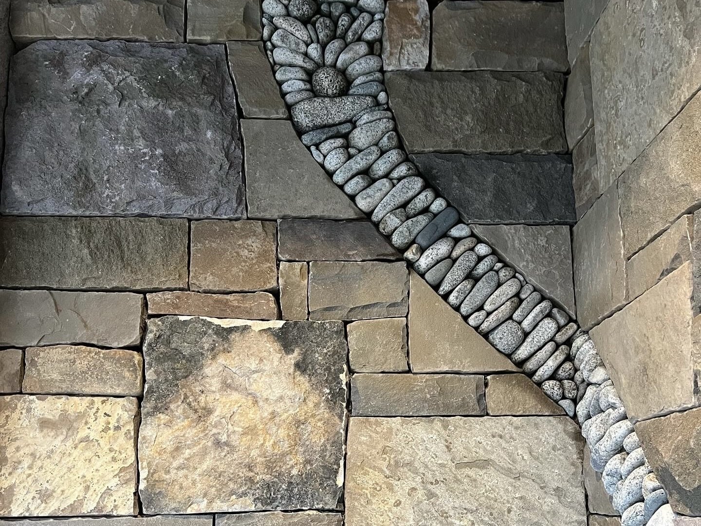 Pebble mosaic diagonal inlay stripe