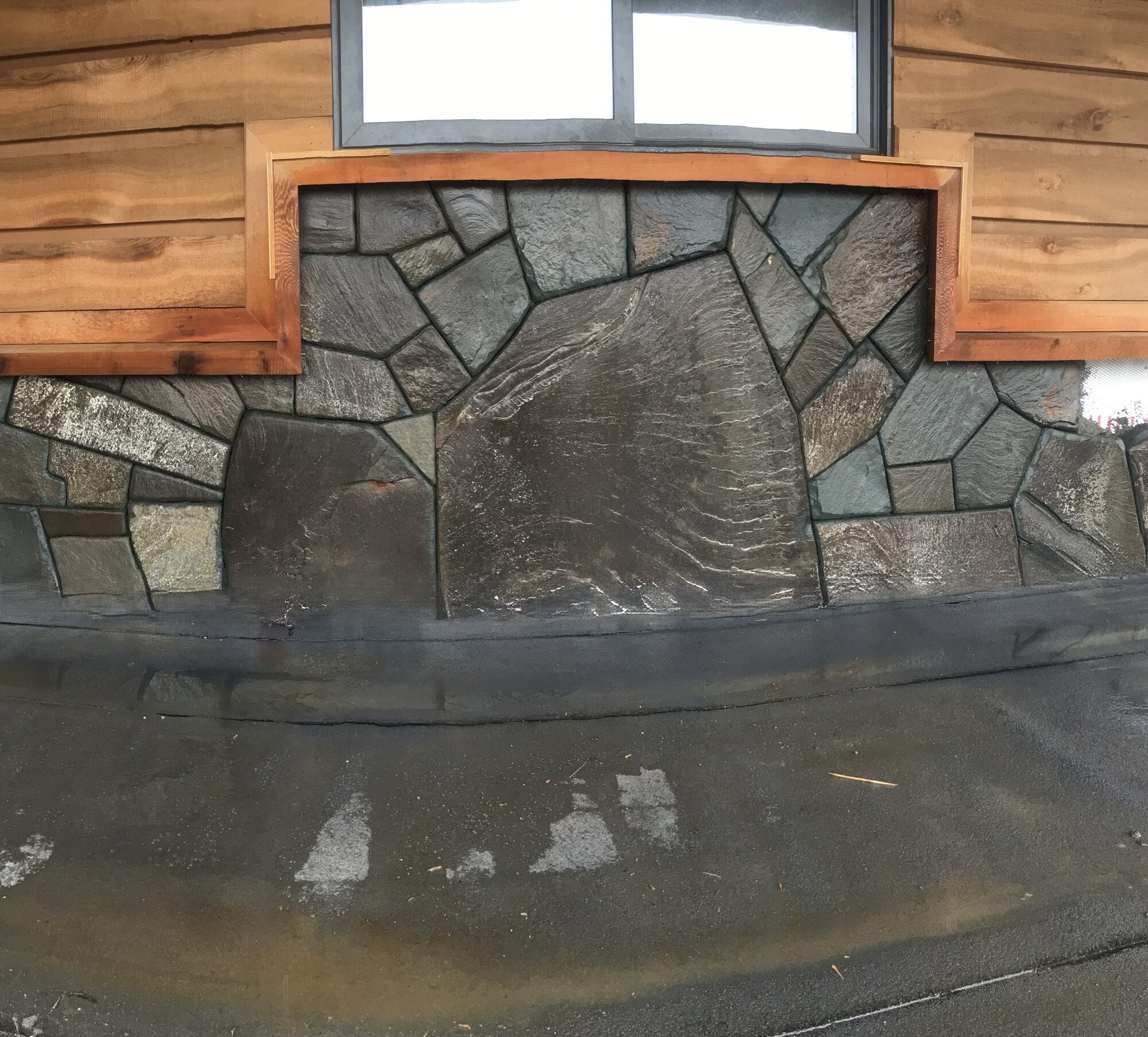 Flagstone-clad wall around a window surround