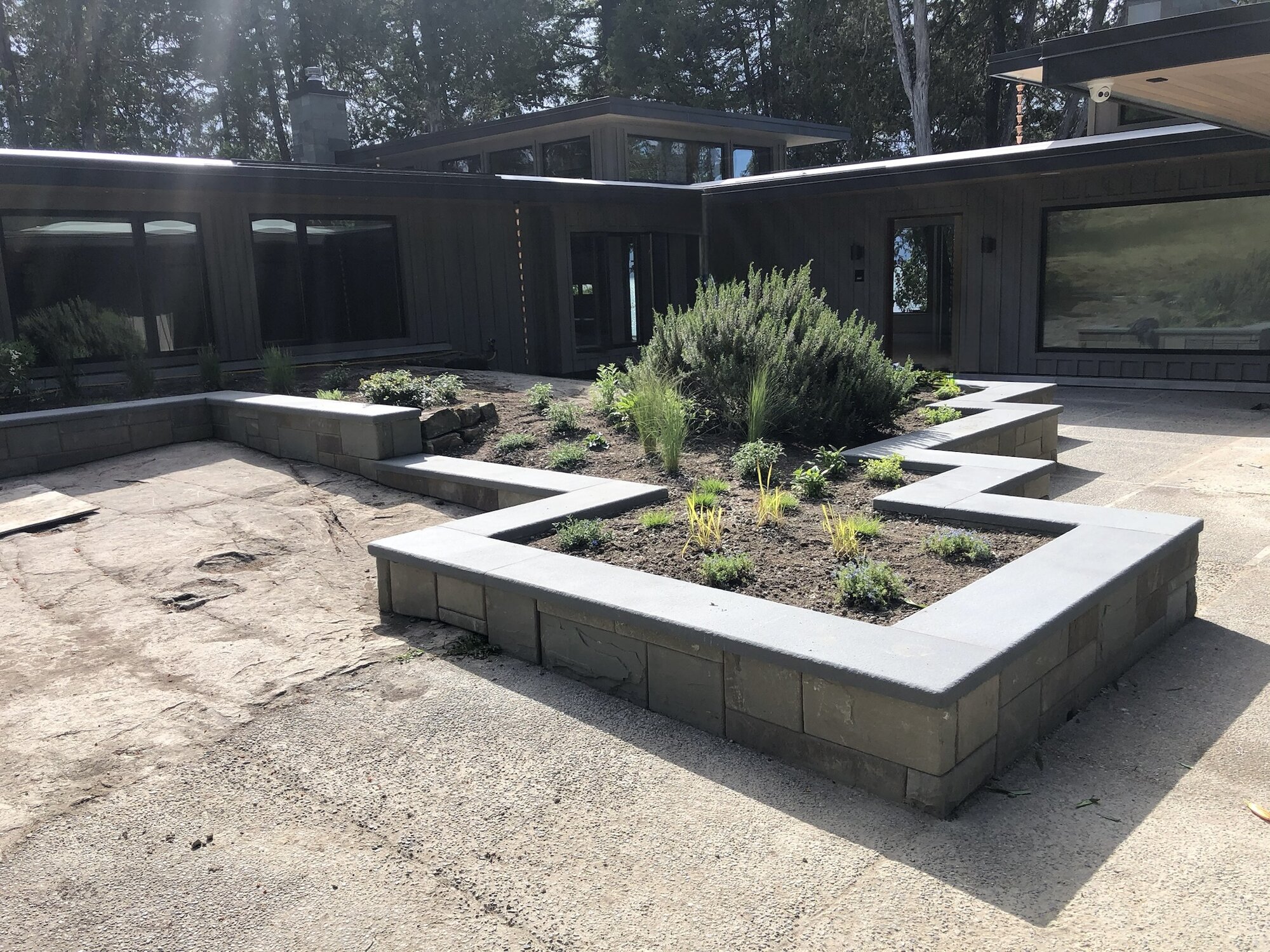 Zigzag stone planter wall in a courtyard